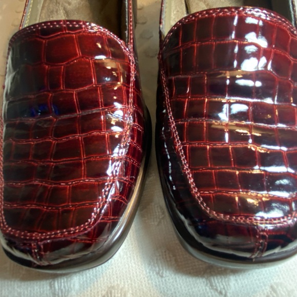 Aerosoles Women's Final Exam Wedge
women's burgundy Crocodile Loafers - Picture 10 of 16